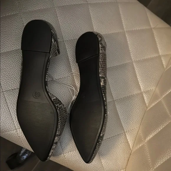 A New Day Women's Snakeskin Flats SZ 6.5 - Picture 3 of 3